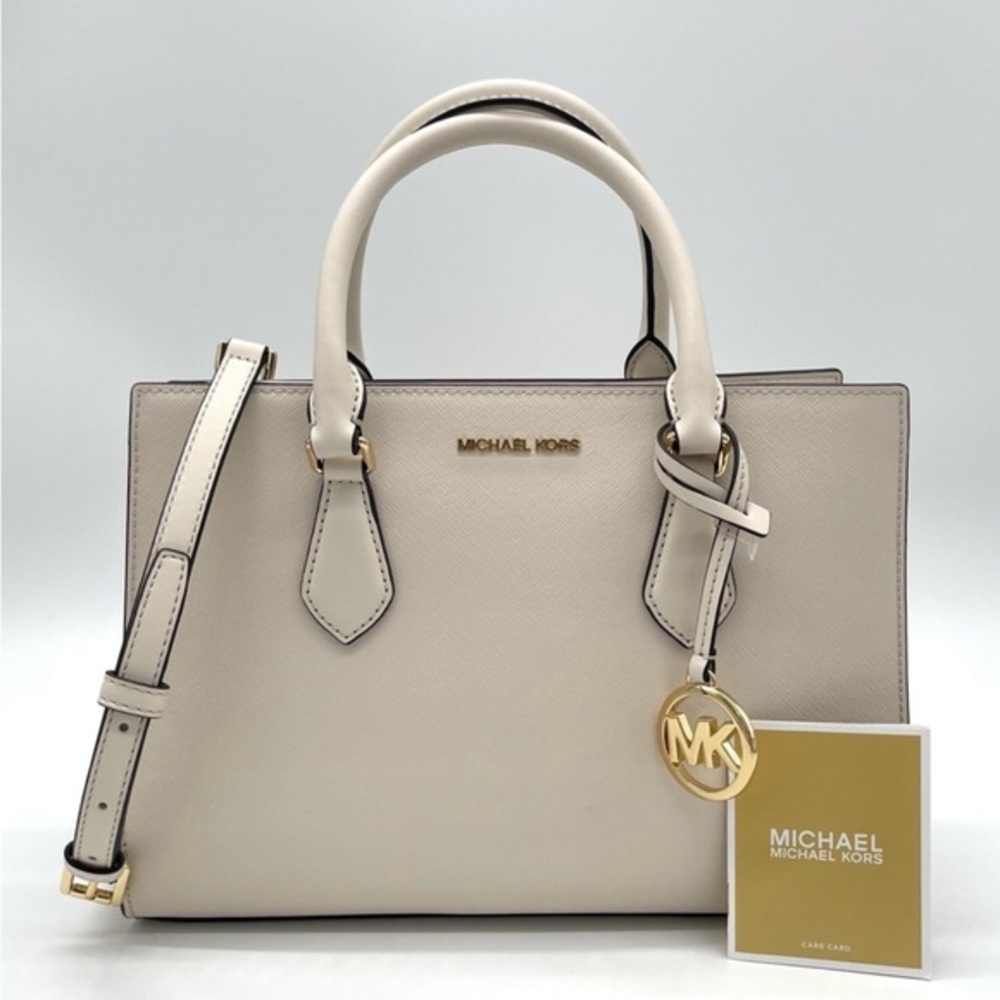Michael Kors Sheila Medium Satchel
Crossbody Bag Light Cream